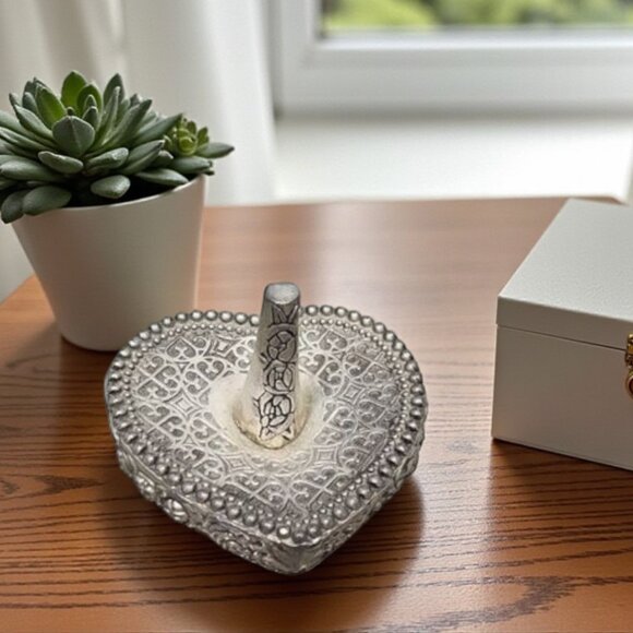 Heart Shaped Ring Holder - Picture 1 of 5